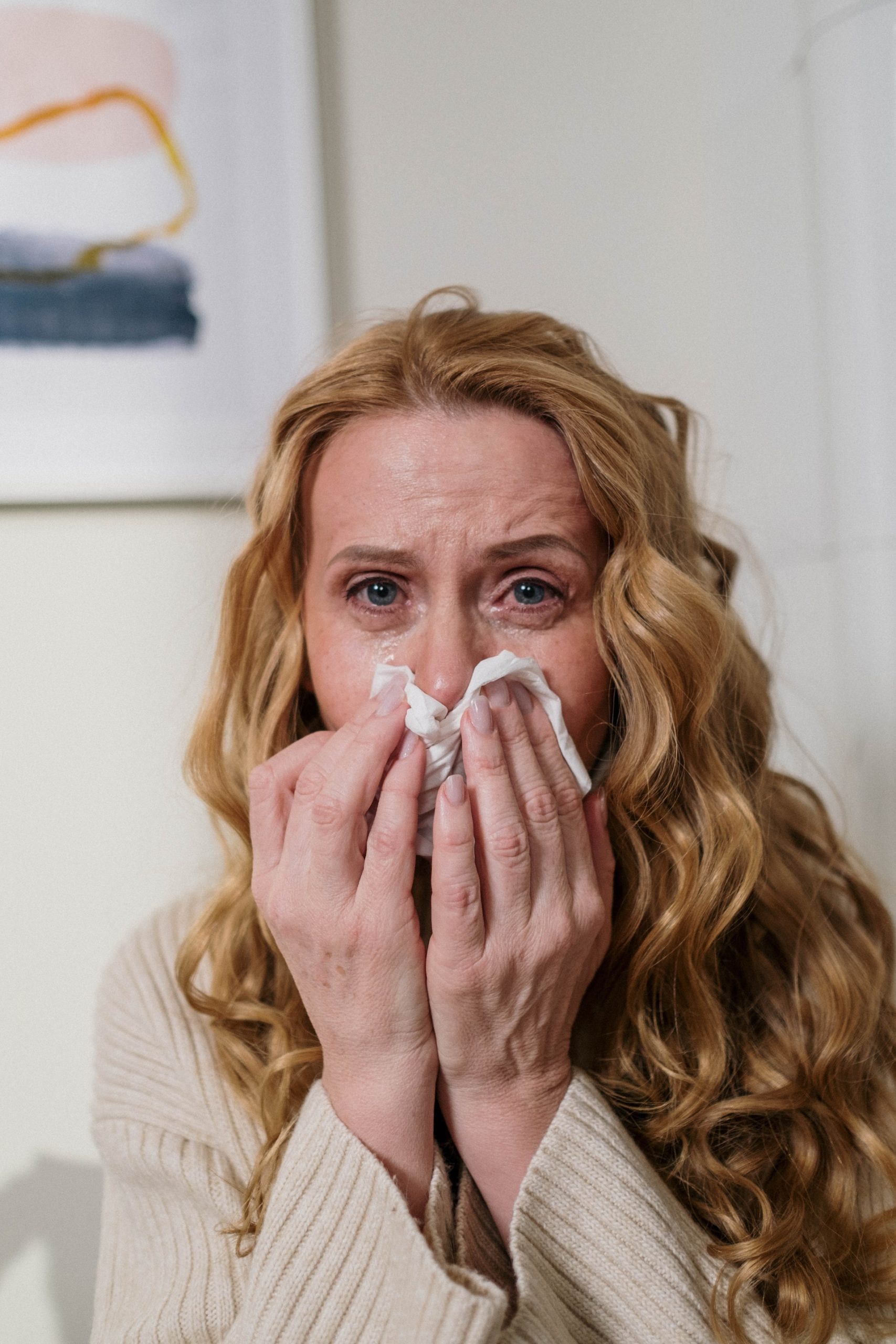 Mujer con pañuelo en la nariz por una alergia